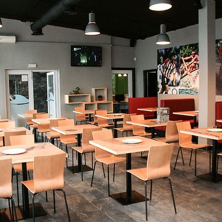 Mundaka Hostel & Sports Cafe Exterior photo